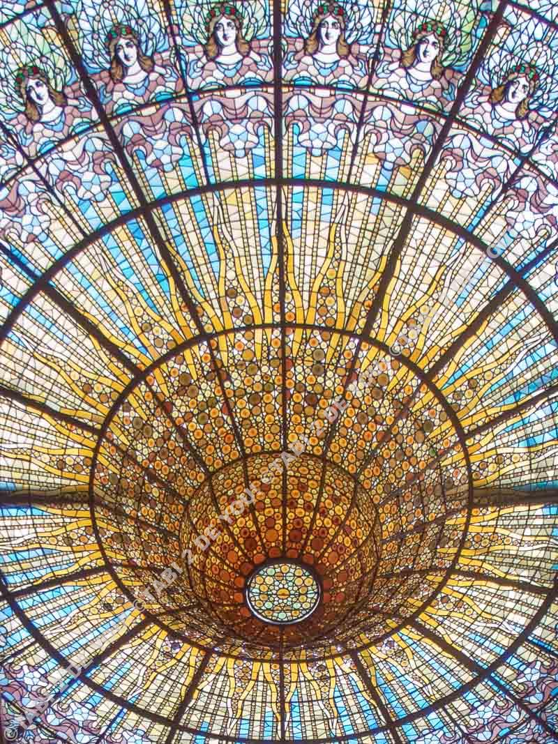 カタルーニャ音楽堂　天井　ステンドグラス