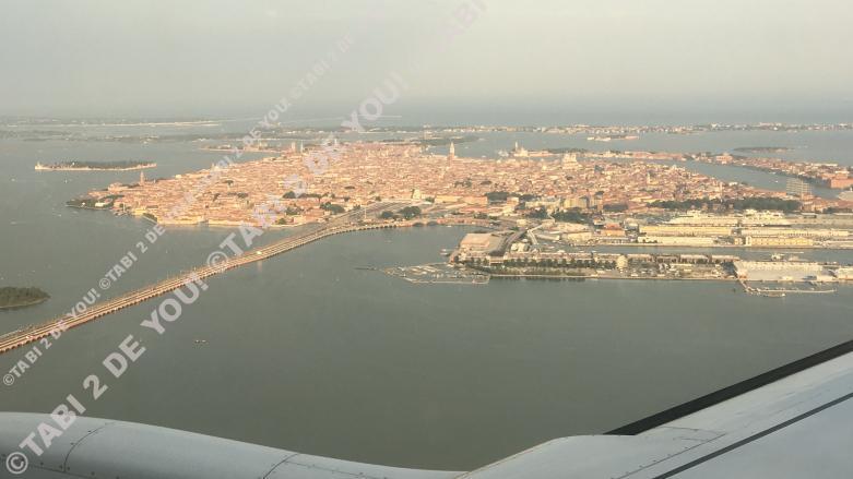 飛行機の窓から見るヴェネツィア本島。
