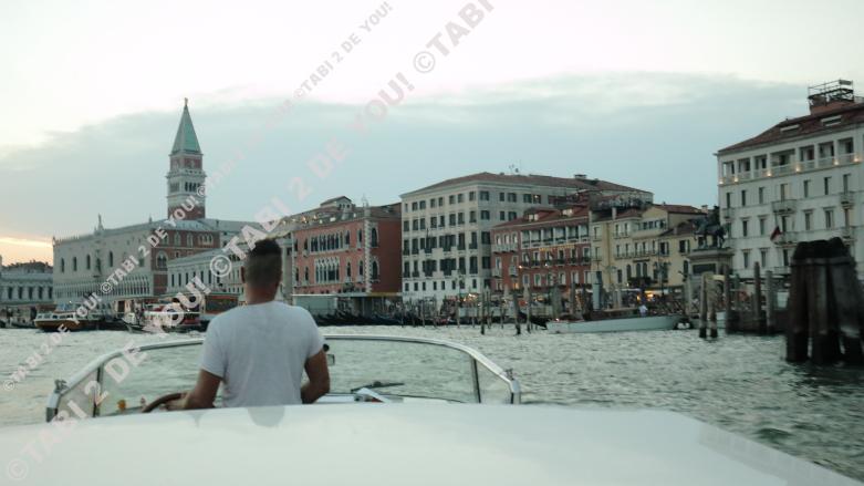 水上タクシーでヴェネツィア本島へ。サンマルコ広場の鐘楼が見えてきました。